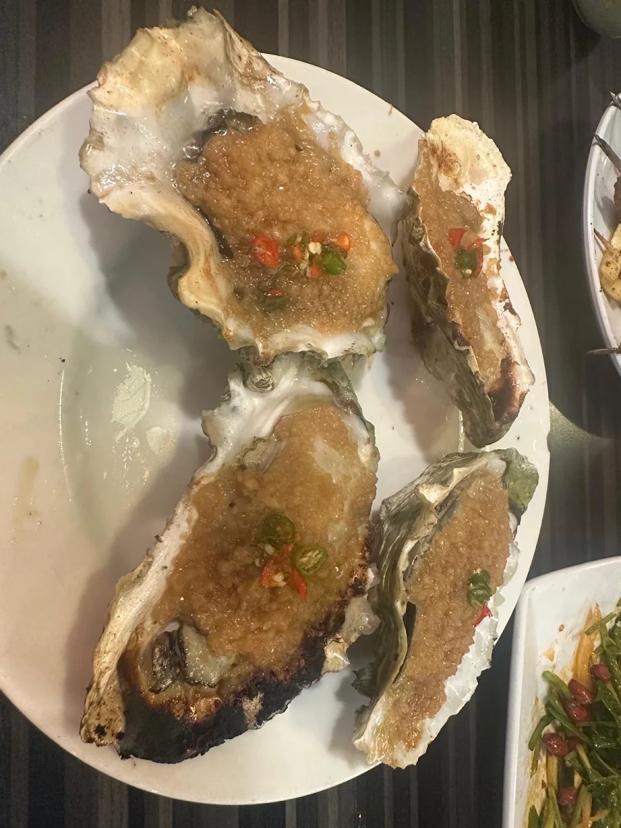 oysters 4 pcs 炭烤生蚝4个